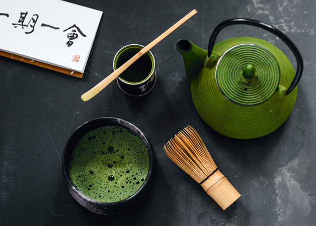 Японское традиционное чаепитие в чайной комнате, комплект посуды для церемонии с чашкой взбитого чая матча 